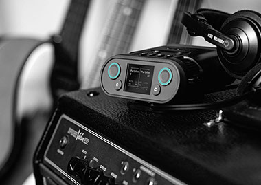 punQtum Q110 Beltpack with earphones